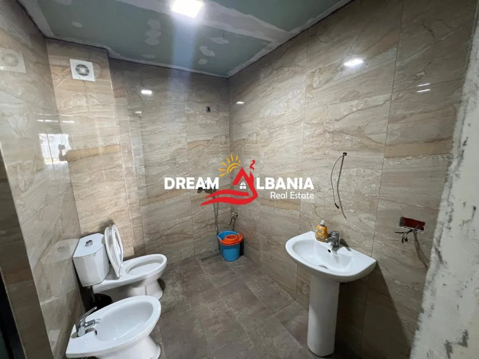 Tirane, jepet me qera magazine Kati 0, 200 m² 1.000 € (Ne Zonen e Kombinatit, prane Primavera Casa)