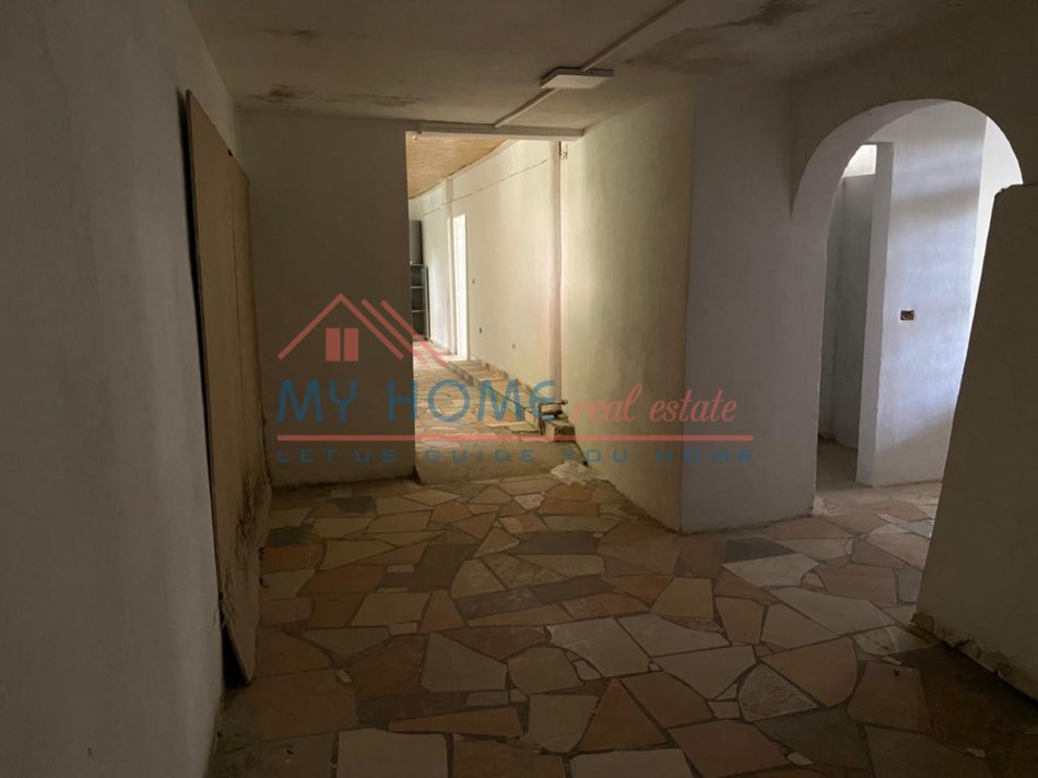 Tirane, jepet me qera magazine Kati 0, 220 m² 900 € (Rruga Siri Kodra)