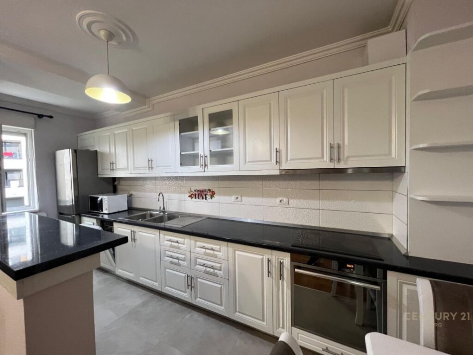 Tirane, jepet me qera apartament 2+1 Kati 2, 90 m² 650 € (Kompleksi Kontakt)
