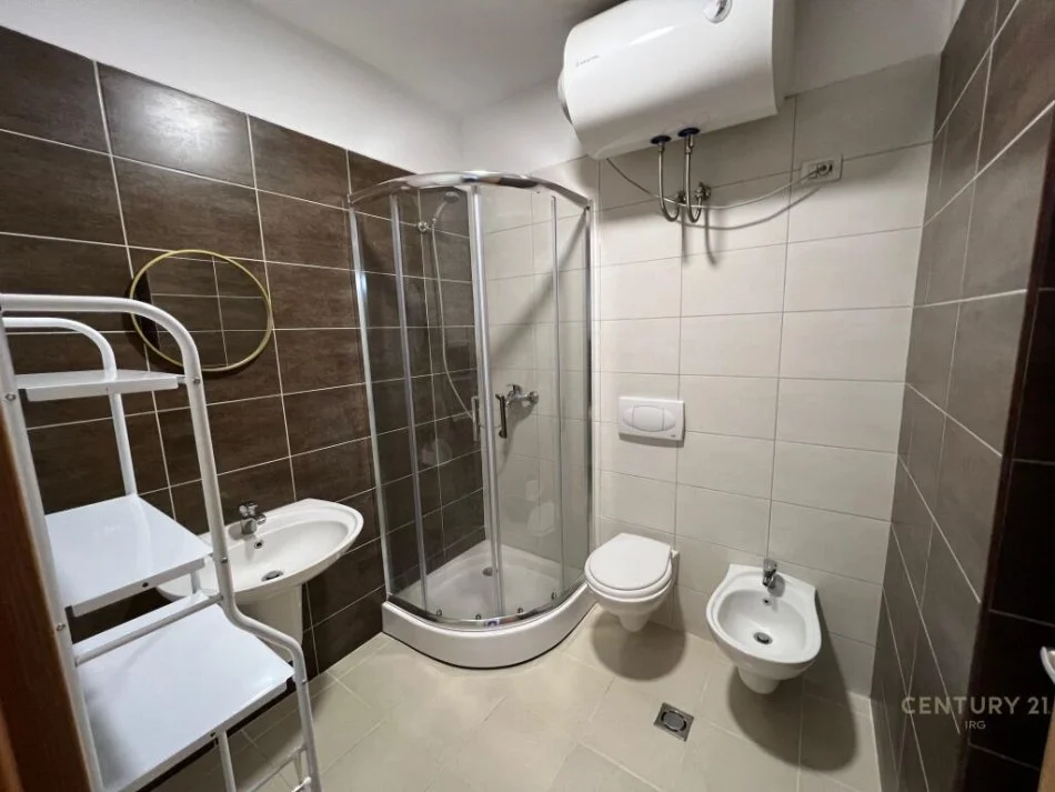Tirane, jepet me qera apartament 2+1 Kati 2, 90 m² 650 € (Kompleksi Kontakt)