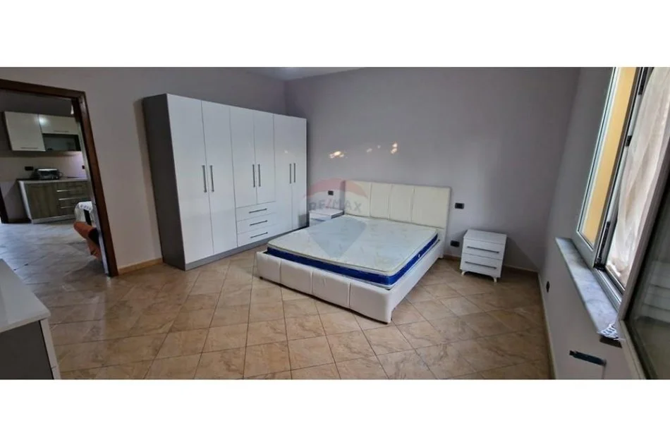 Tirane, jepet me qera apartament 1+1 , 70 m² 400 € (Rruga 5 maji)