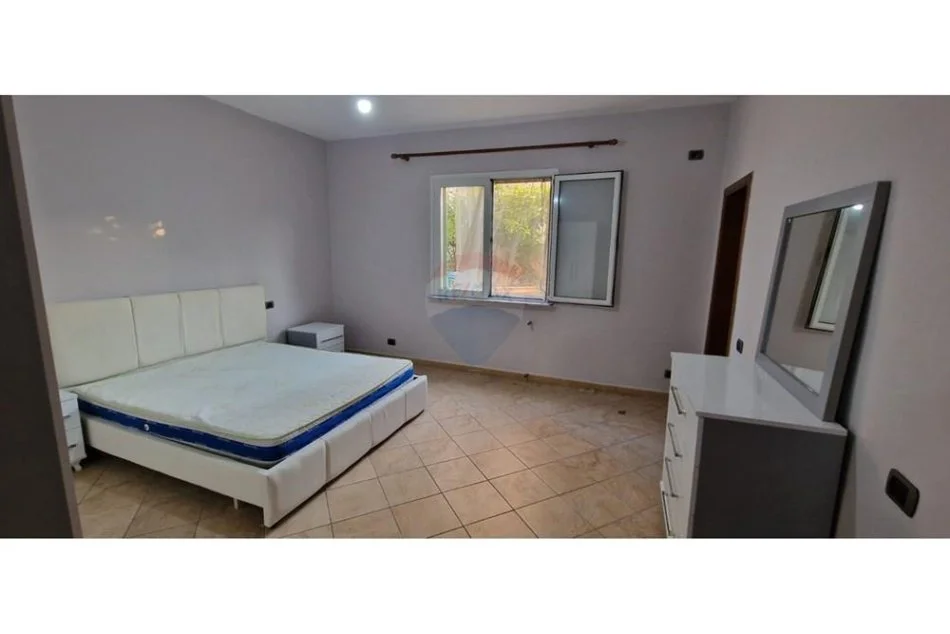 Tirane, jepet me qera apartament 1+1 , 70 m² 400 € (Rruga 5 maji)