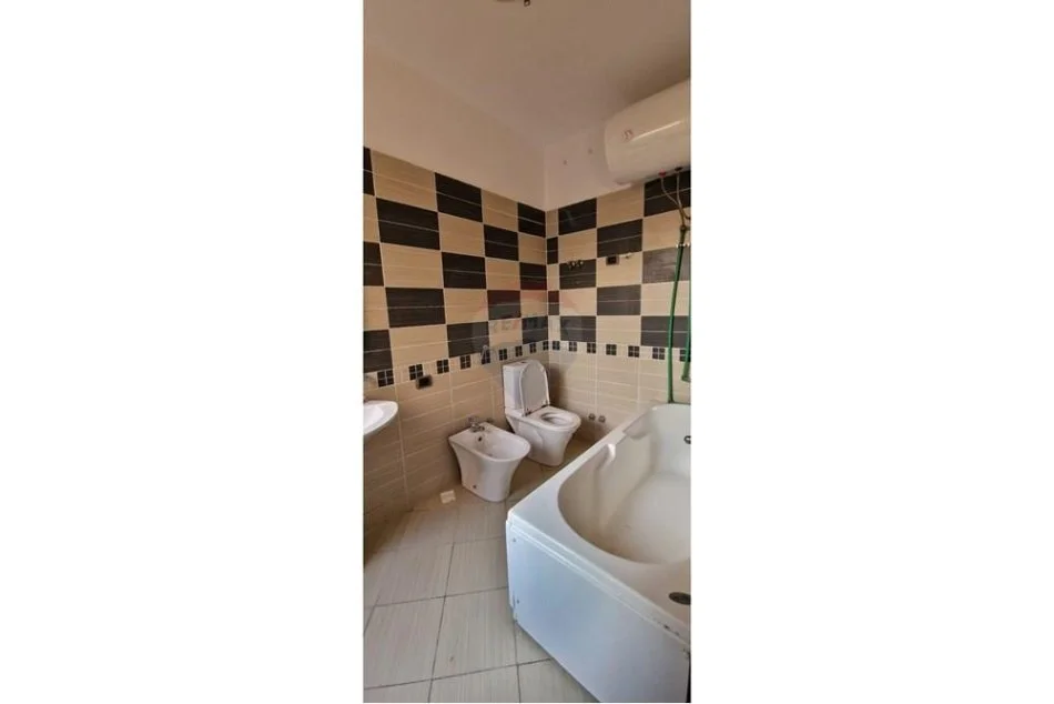 Tirane, jepet me qera apartament 1+1 , 70 m² 400 € (Rruga 5 maji)