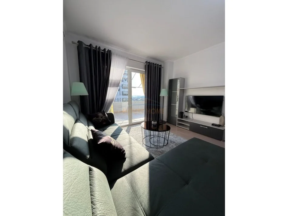 Tirane, jepet me qera apartament 2+1+2 Kati 8, 115 m² 700 € (RRUGA 5 MAJI)