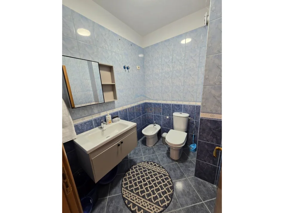 Tirane, jepet me qera apartament 2+1+2 Kati 8, 115 m² 700 € (RRUGA 5 MAJI)