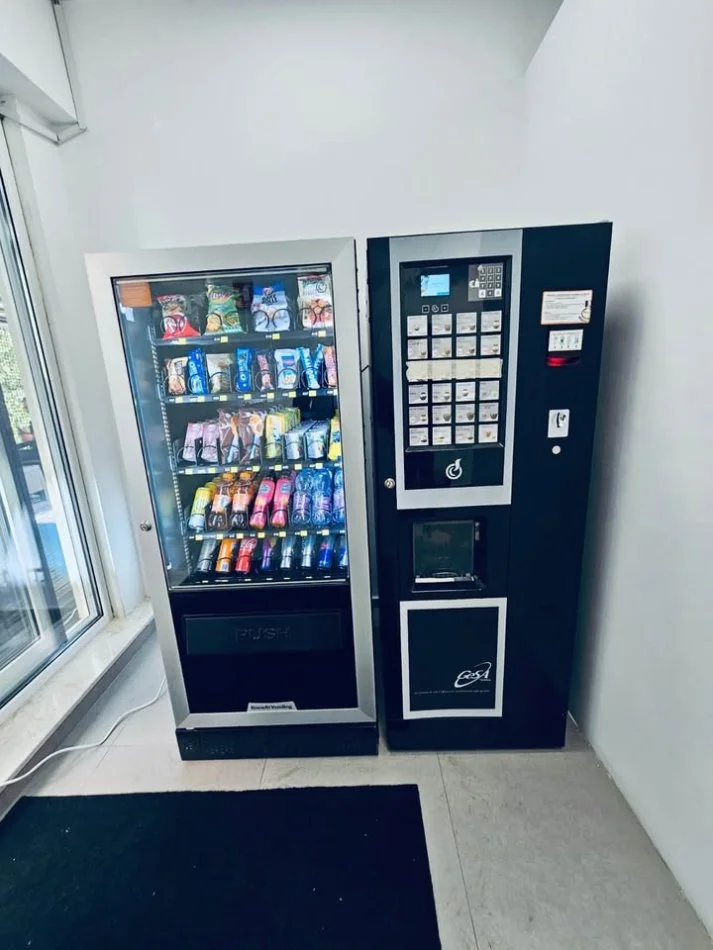 Durres, ofroj Shiten Makineri Automatike Vendig Machine per Kafe dhe Snack Durres Plazh+355692387400 2 €