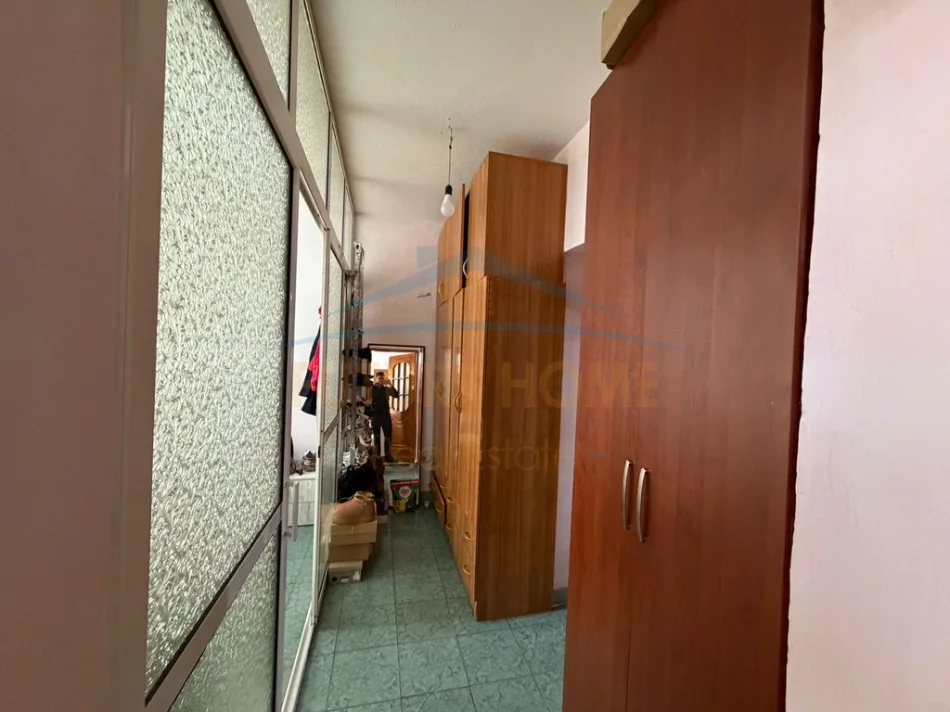 Tirane, shitet apartament 2+1+AMBIENT BIZNESI , Kati 1, 98 m² 250.000 € (RRUGA KONGRESI I MANASTIRIT)
