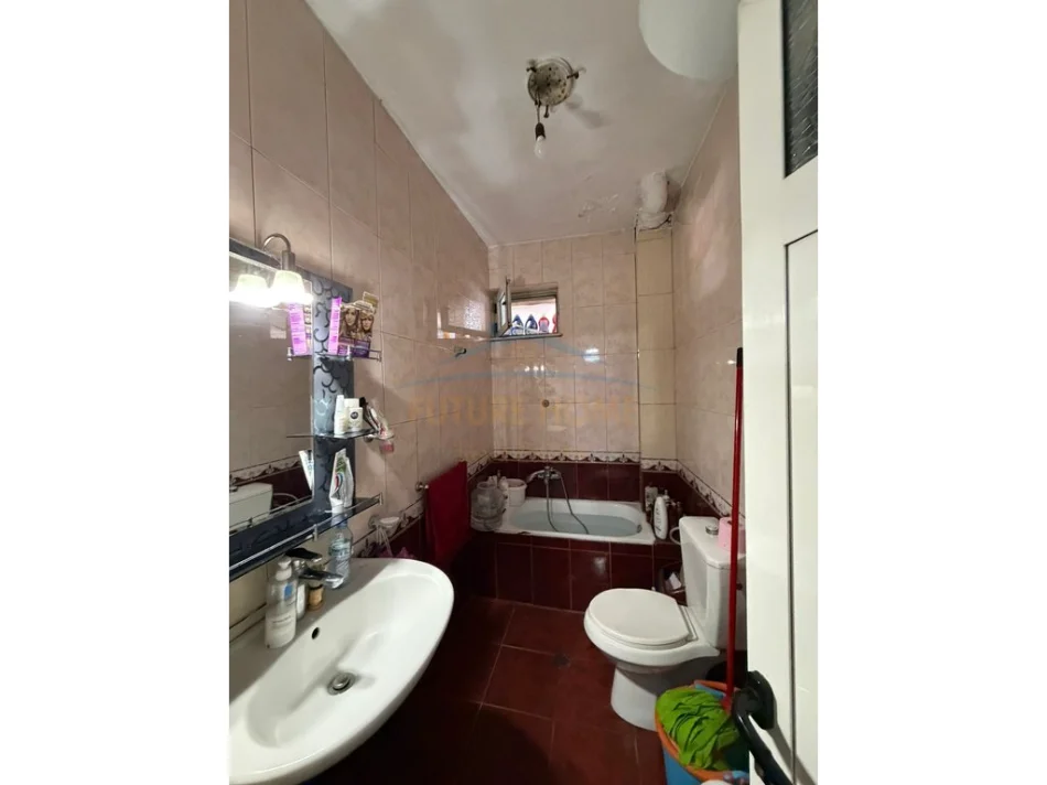 Tirane, shitet apartament 2+1+AMBIENT BIZNESI , Kati 1, 98 m² 250.000 € (RRUGA KONGRESI I MANASTIRIT)