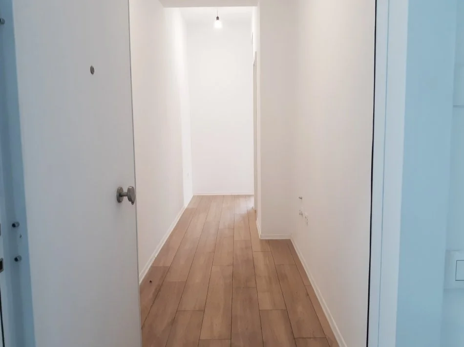 Tirane, shes apartament 1+1+Ballkon Kati 3, 67 m² 93.000 € (Ali demi)