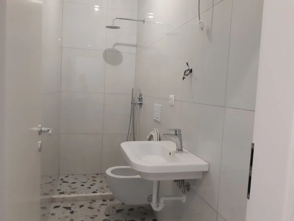 Tirane, shes apartament 1+1+Ballkon Kati 3, 67 m² 93.000 € (Ali demi)