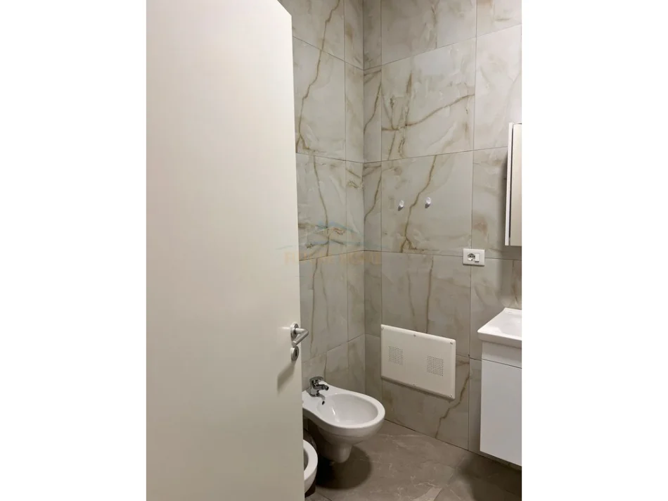 Tirane, jepet me qera apartament 1+1 Kati 4, 76 m² 470 € (KOMPLEKSI MANGALEM , Alidemi)