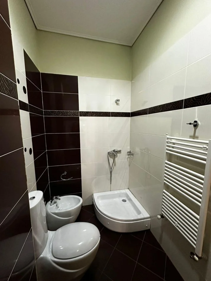 Tirane, jepet me qera 2+1 Kati 2, 110 m² 900 € (LUIGJ GURAKUQI)