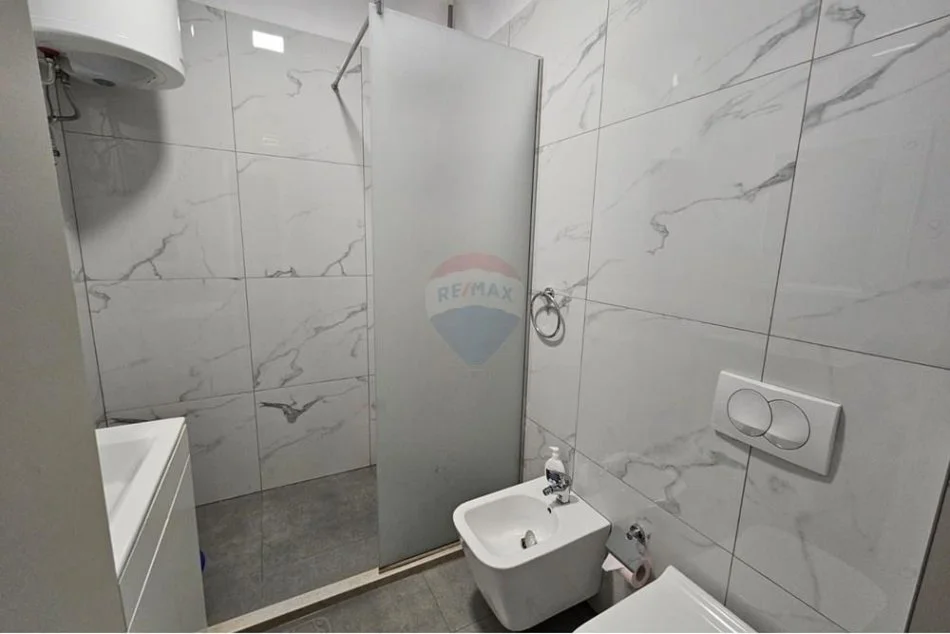 Tirane, jepet me qera apartament 1+1 Kati 8, 62 m² 600 € (Don Bosko)