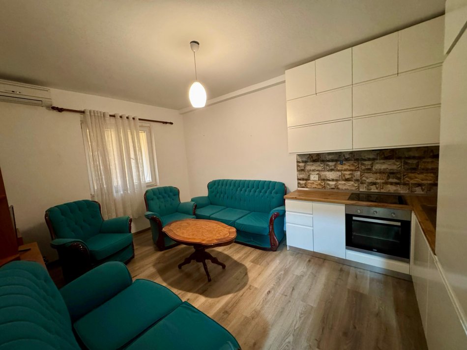 Tirane, jepet me qera apartament 1+1+Ballkon Kati 5, 60 m² 550 € (Ambasada Amerikane)