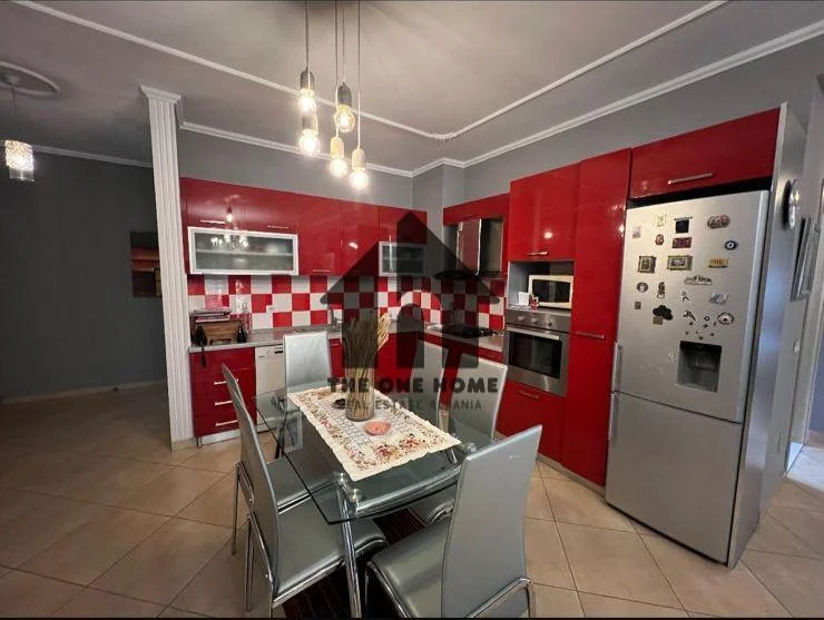 Tirane, jepet me qera apartament 2+1+Ballkon Kati 4, 92 m² 600 € (Kodra Diellit)