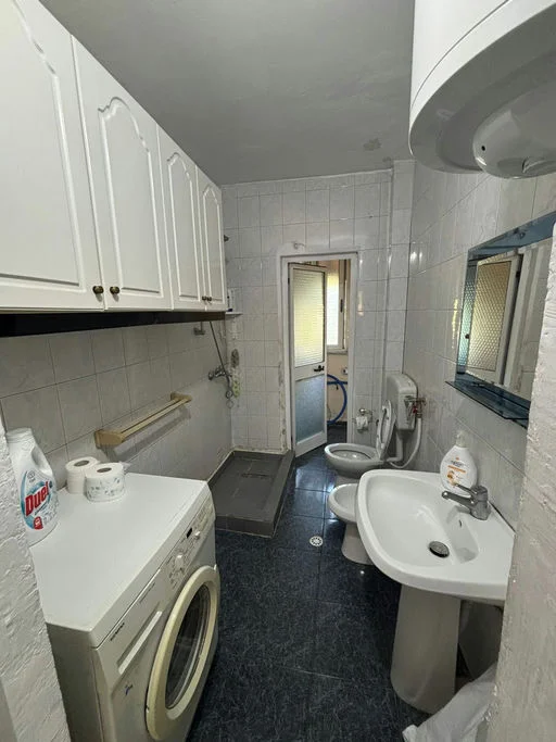 Tirane, jepet me qera apartament 1+1 Kati 3, 60 m² 410 € (Rruga''Kavajes")