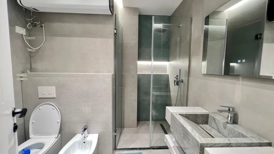 Me Qera: 1+1📍Komuna e Parisit (Prane Bar Oslo) - Kt.2 - 70,000 Leke/Muaj - S.70m² - 100% e Re e Sapo Investuar✨