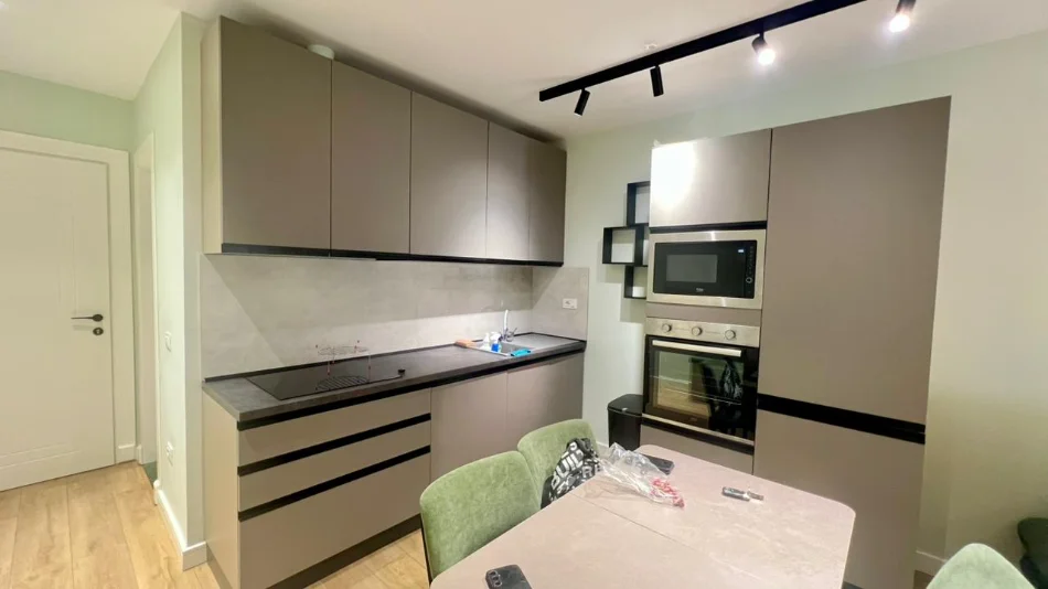 Me Qera: 1+1📍Komuna e Parisit (Prane Bar Oslo) - Kt.2 - 70,000 Leke/Muaj - S.70m² - 100% e Re e Sapo Investuar✨