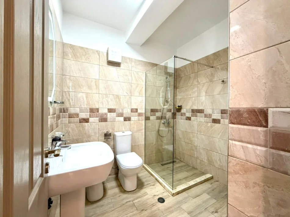 Me Qera: 1+1 &Ballkon📍Rr. e Dibres - QSUT || apt. Gjigand 72m2 (55,000 Leke/Muaj) Buze Rruge