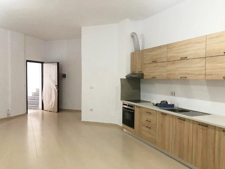 Me Qera: Apt. 2+1 📍Tek Liqeni i Thate - me Shume Hapesire | Pallat i Ri (43,000 Leke/Muaj) 🔥