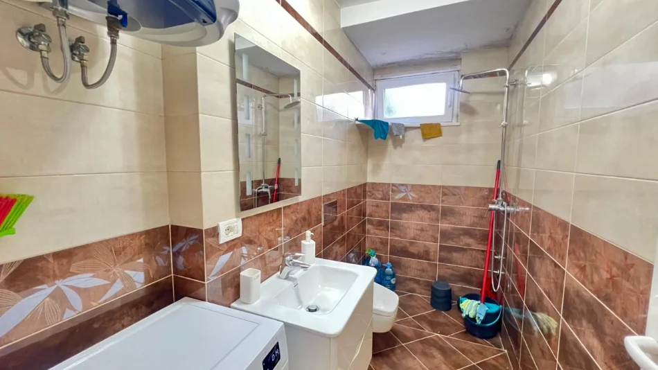 Me Qera: 2+1 📍Bllok (Prane Sheshit Wilson) -  Kati.2 - Sp.75m² - Orientim JUG🌞|| Akses i menjehershem ne Qender dhe Bllok🏃🏻‍♂️ 800 Euro/Muaj