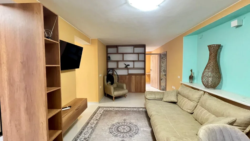 Me Qera: 2+1 📍Bllok (Prane Sheshit Wilson) -  Kati.2 - Sp.75m² - Orientim JUG🌞|| Akses i menjehershem ne Qender dhe Bllok🏃🏻‍♂️ 800 Euro/Muaj