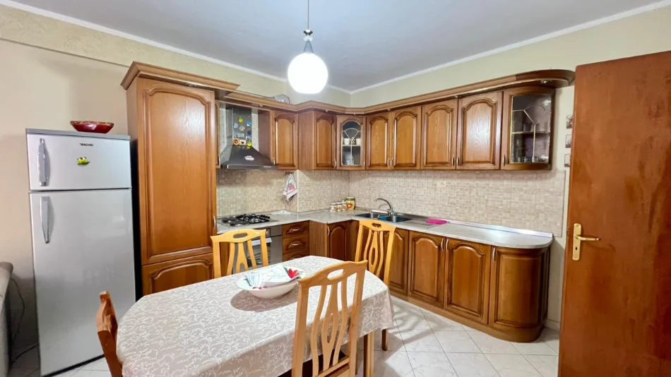 Me Qera: 2+1+2wc📍Brryl (Buze Rruge Kryesore) - 60,000 Leke/Muaj - S.115m² - Pallat i Ri me dy ashensor
