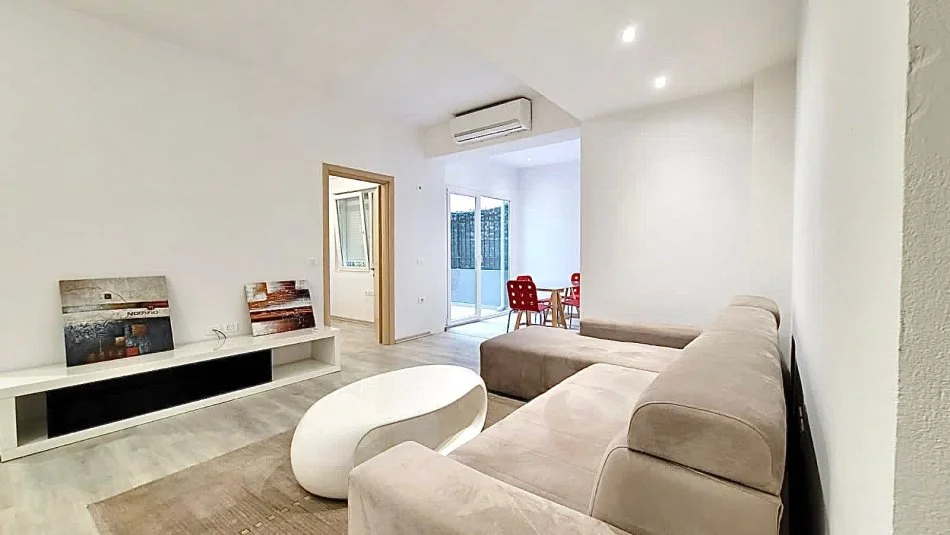 Apartament 1+1 tek Kopshti Botanik ne Pallat te Ri me Ashensor | Mobilim dhe Investim i Ri | Parket | i bere per vete -  550 €/Muaj