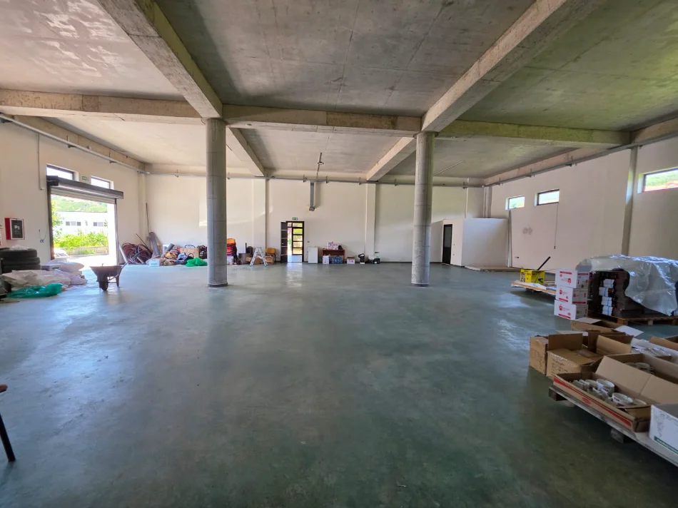 🏢 MAGAZINË MODERNE ME QIRA NË PRUSH – Kombinat  200 m² | Ndërtim i Ri | Standarde Bashkëkohore 5 m lartësi 💥 100.000 Lekë/Muaj 🔥🔥