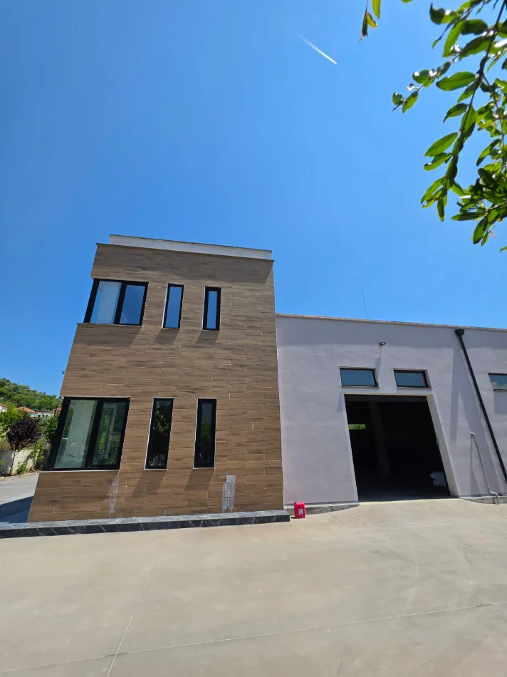 🏢 MAGAZINË MODERNE ME QIRA NË PRUSH – Kombinat  200 m² | Ndërtim i Ri | Standarde Bashkëkohore 5 m lartësi 💥 100.000 Lekë/Muaj 🔥🔥