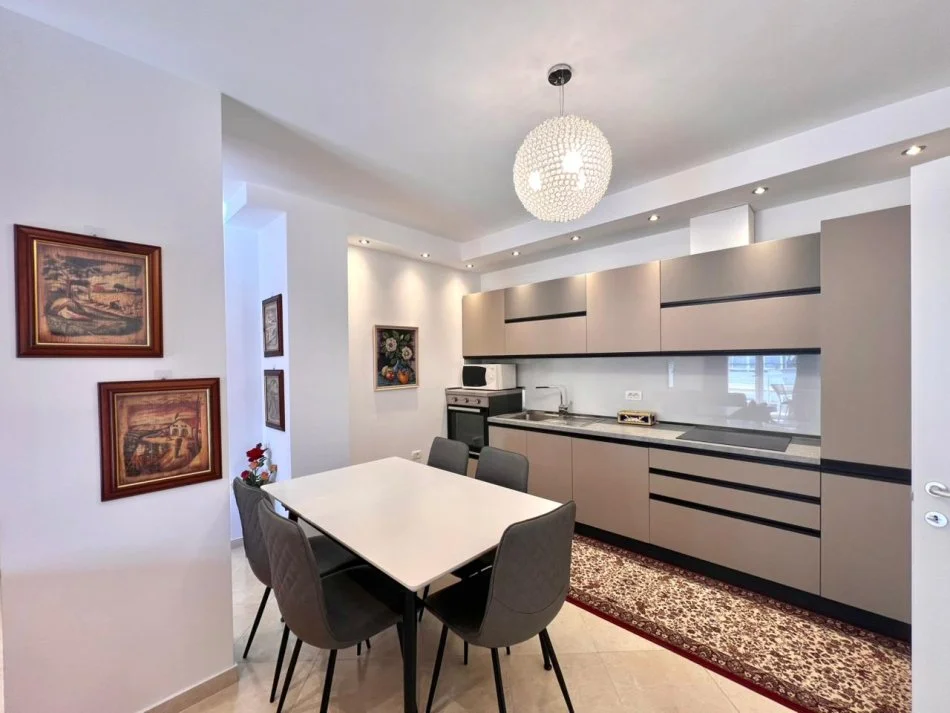 Me Qera: 3+1+2wc & Ballkon +1P.Parkimi 📍QENDER - Black Diamond Hotel (100% e Kompletuar) Location Premium || 1,300€/muaj