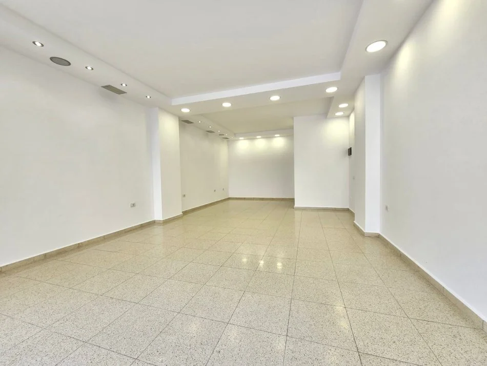 Dyqan Me Qira 📍Stacionit të Trenit - Braka, Pas fakuletit ||  Sip. 39m2 me Fasade te Gjere nga Rruga  (35,000 All/Muaj)