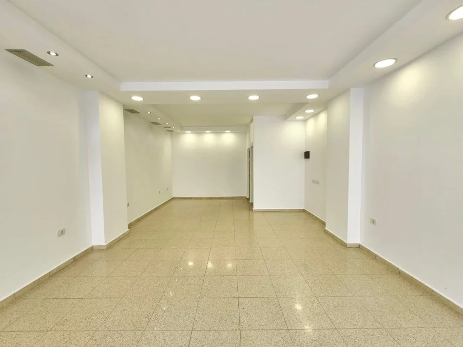 Dyqan Me Qira 📍Stacionit të Trenit - Braka, Pas fakuletit ||  Sip. 39m2 me Fasade te Gjere nga Rruga  (35,000 All/Muaj)