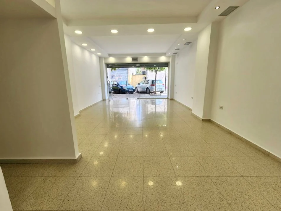 Dyqan Me Qira 📍Stacionit të Trenit - Braka, Pas fakuletit ||  Sip. 39m2 me Fasade te Gjere nga Rruga  (35,000 All/Muaj)