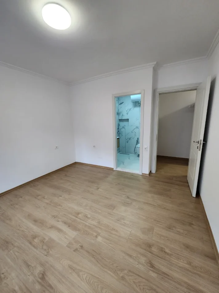 ZYRË ME Qira 90m2( kati 2) 📍Qendër/ Përballë Toptanit | 3 Ambjente pune | 100 % E Re 🔥 95.000 Lekë/Muaj