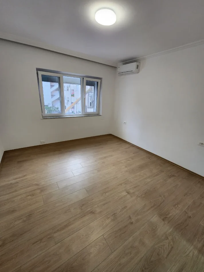 ZYRË ME Qira 90m2( kati 2) 📍Qendër/ Përballë Toptanit | 3 Ambjente pune | 100 % E Re 🔥 95.000 Lekë/Muaj