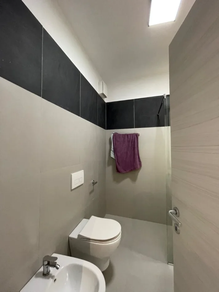 Tirane, jepet me qera apartament 2+1+Ballkon Kati 4, 96 m² 700 € (RIVER REZIDENCE)