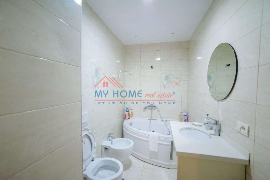 Tirane, jepet me qera apartament 2+1+Ballkon Kati 5, 105 m² 900 € (Rruga Vllazen Huta)