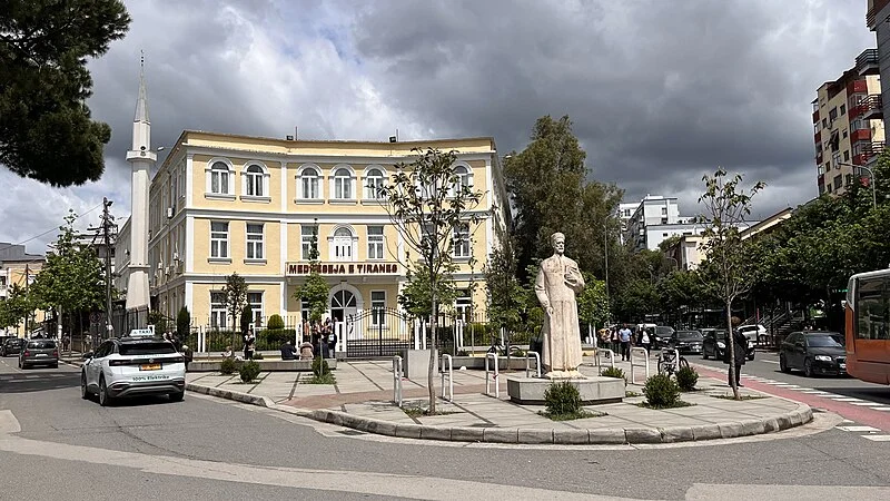 Tirane, jepet me qera apartament 1+1 Kati 1, 55 m² 350 € (Medreseja)