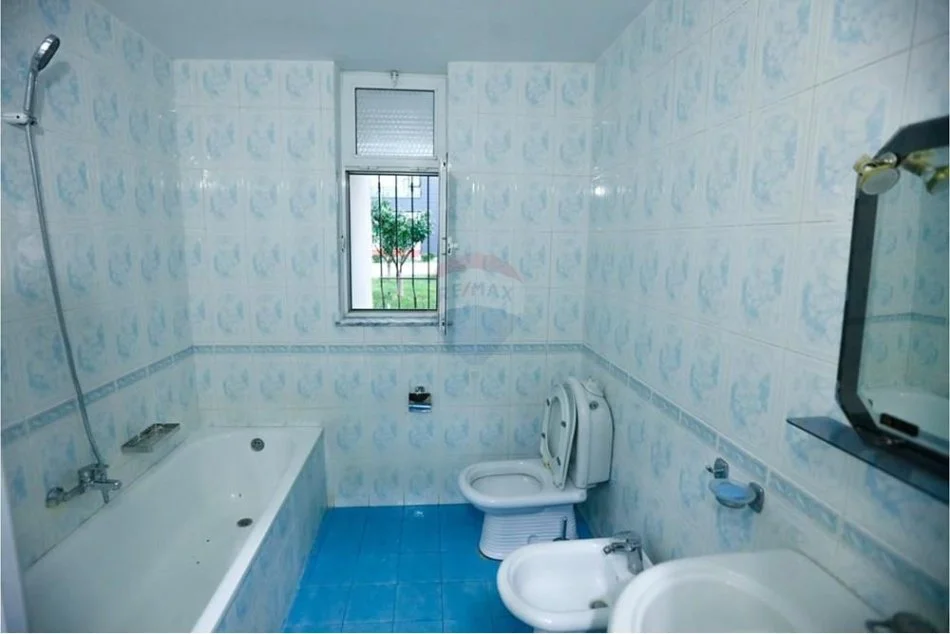 Tirane, jepet me qera apartament 1+1+Aneks+Ballkon Kati 1, 55 m² 500 € (Stadiumi Dinamo)