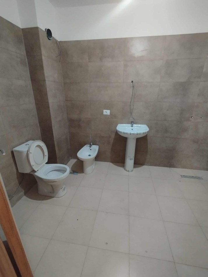 Tirane, jap me qera apartament 3+1+Ballkon Kati 3, 135 m² 450 € (Rruga 5 maji)