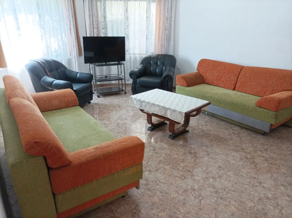 Tirane, jepet me qera apartament 2+1+Ballkon Kati 3, 86 m² 450 € (ne rrugen e Dibres tek Medreseja Tirane)