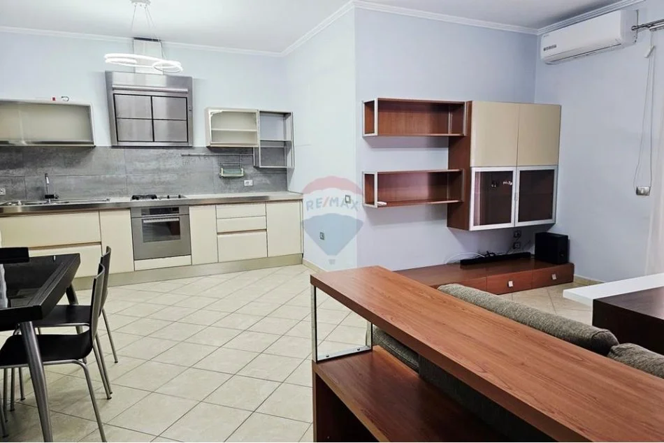 Tirane, jepet me qera 2+1+Ballkon , 650 € 