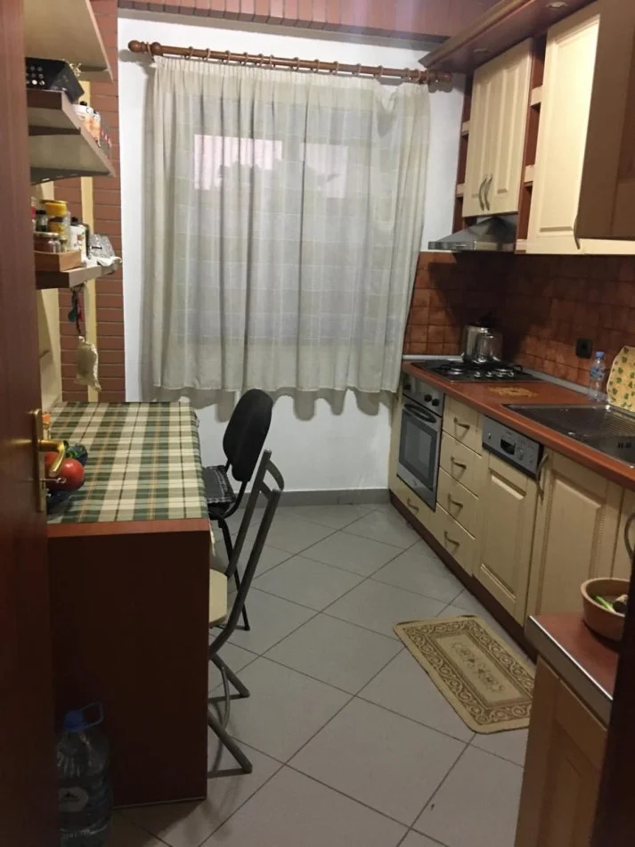 Tirane, jepet me qera apartament 1+1 Kati 4, 100 m² 530 € (MINE PEZA)