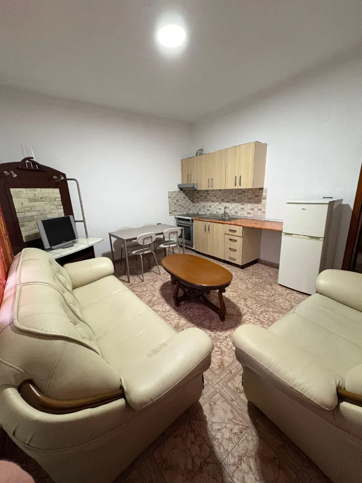 Tirane, jepet me qera apartament 1+1+Ballkon Kati 2, 73 m² 350 € (rruga Jordan Misja Tirane.)