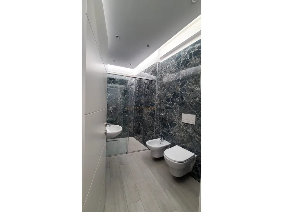 Tirane, jepet me qera apartament 2+1+2+PARKIM , Kati 4, 110 m² 1.000 € (RRUGA JORDAN MISJA)