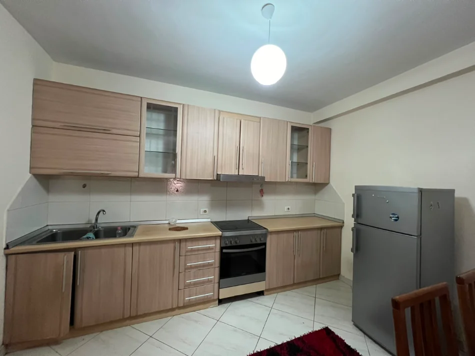 Tirane, jepet me qera apartament 2+1+Aneks+Ballkon Kati 1, 1 m² 500 €