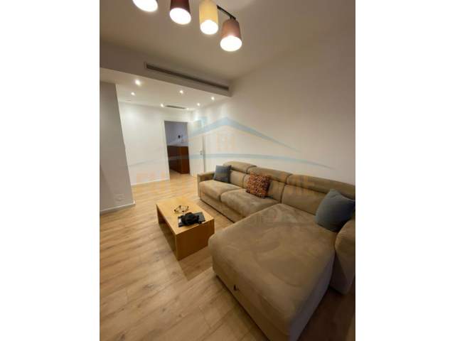 Tirane, jepet me qera apartament 2+1+BLK Kati 13, 85 m² 640 Euro (Ish Ekspozita)