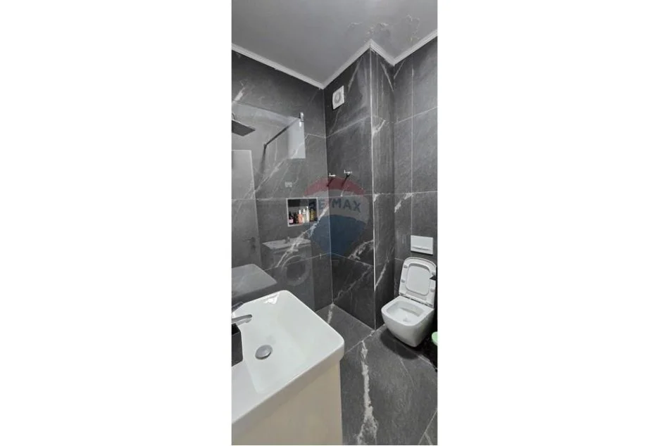 Tirane, jepet me qera apartament 1+1 , 95 m² 880 € (Komuna e Parisit)