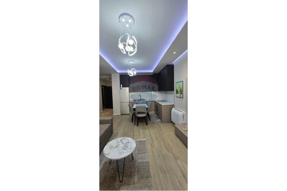 Tirane, jepet me qera apartament 1+1 , 95 m² 880 € (Komuna e Parisit)